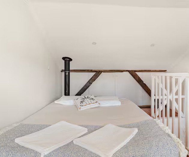 Bright 2-Bedroom Apartment with Terrace near Rato