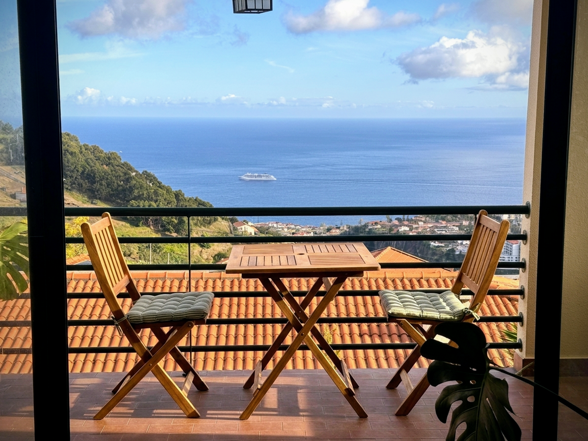 Balcony with an amazing view of the Ocean and Caniço village