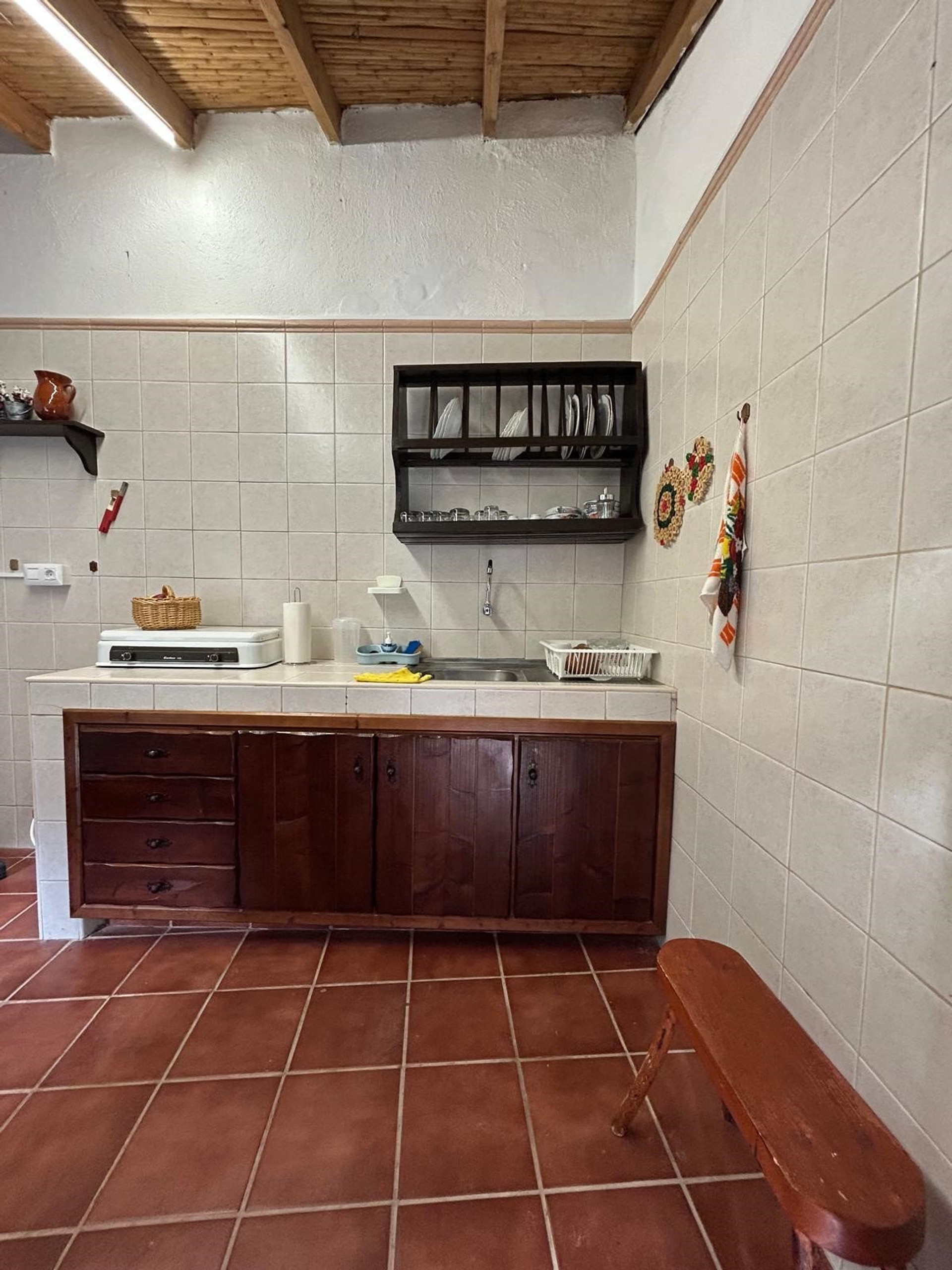 Cocina con paredes de piedra y lo esencial para la estancia 
