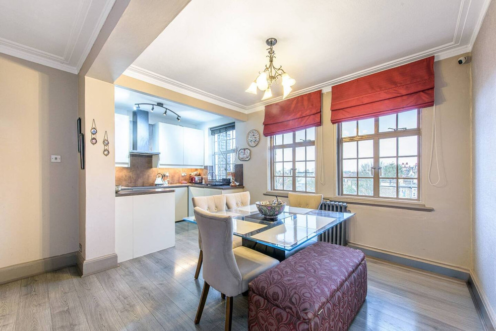 Modern 3BR London Apartment with Stunning Views preview