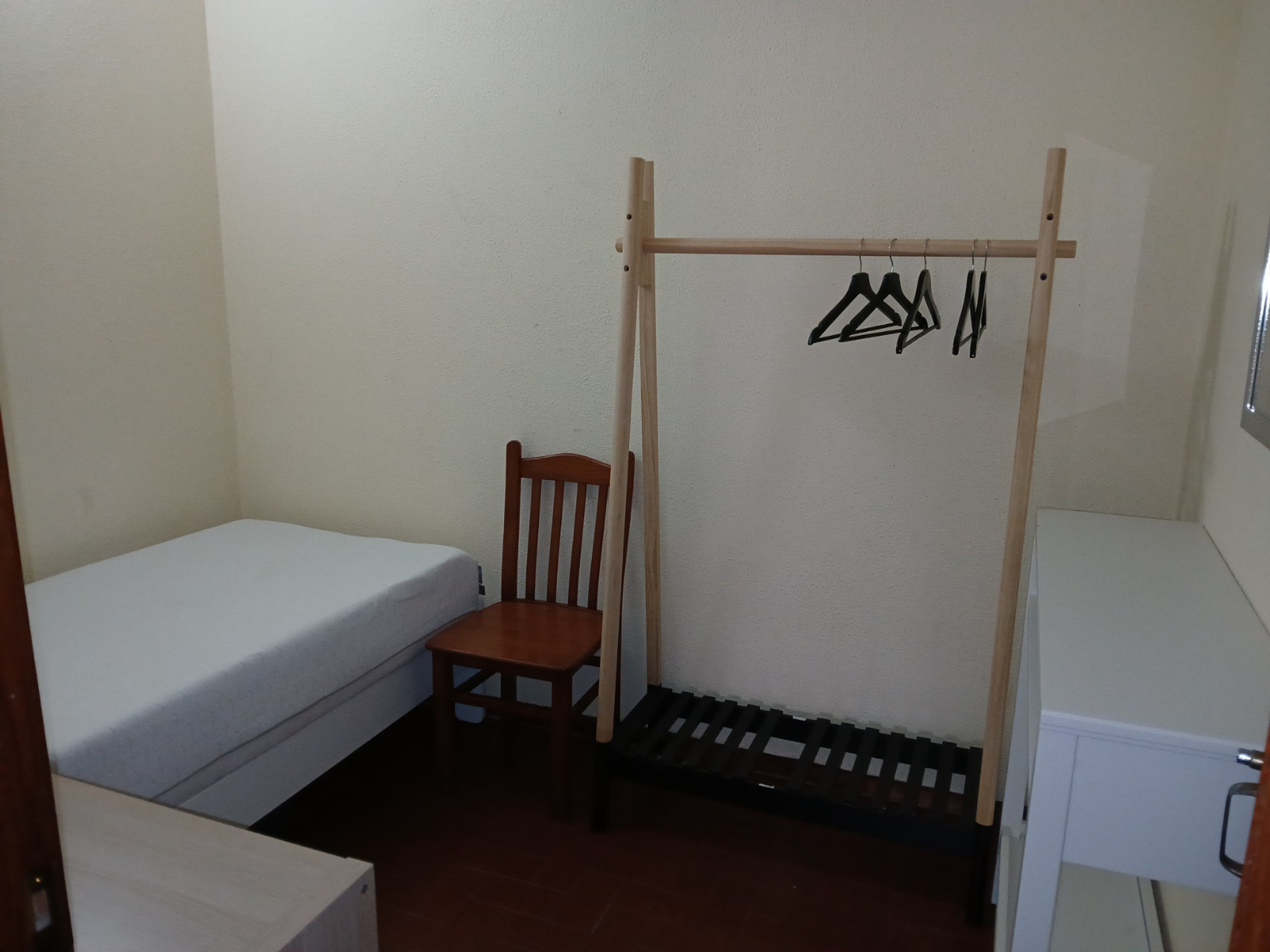 Cama 80x200, bengaleiro, estante e móvel.