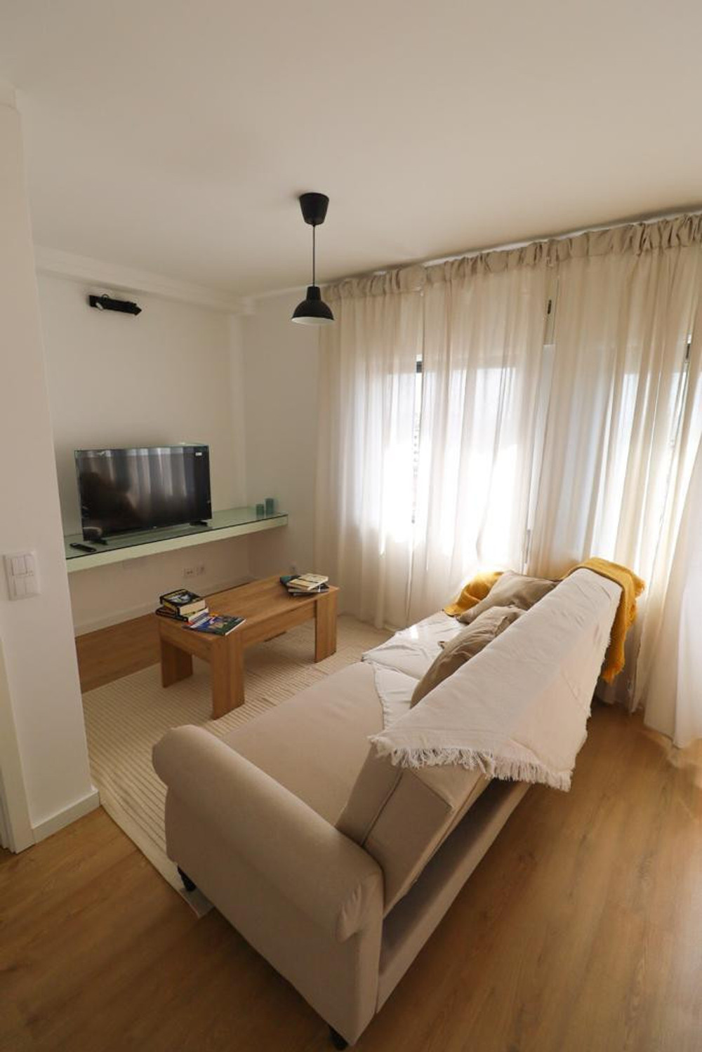 Refurbished, minimalist apartment in VN de Gaia