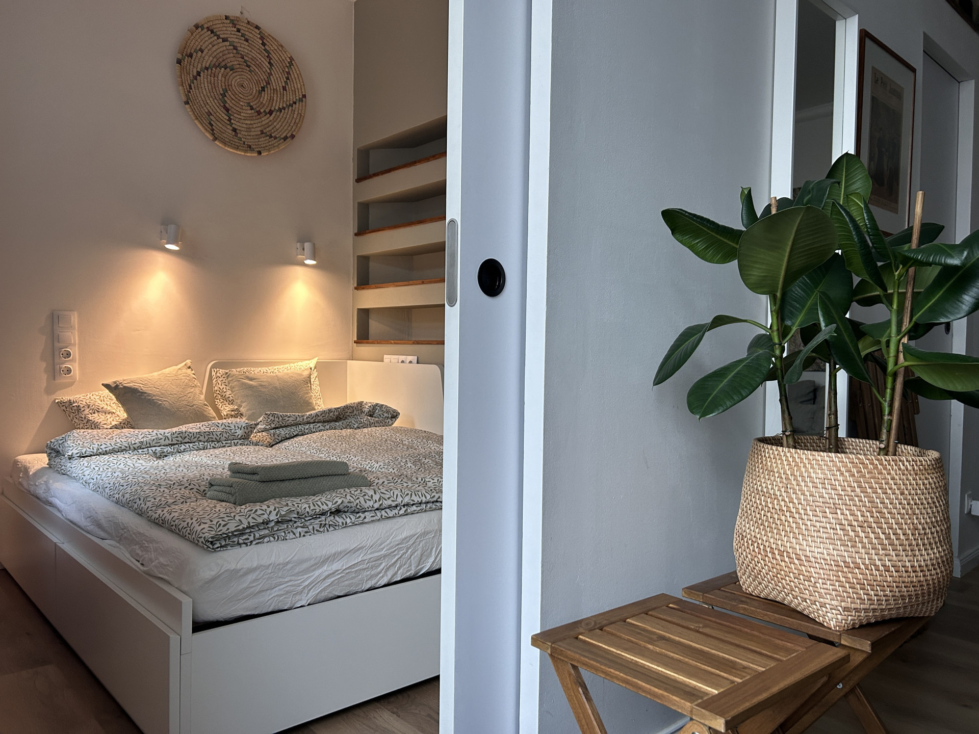 Small bedroom with extendable bed (single to queen size)