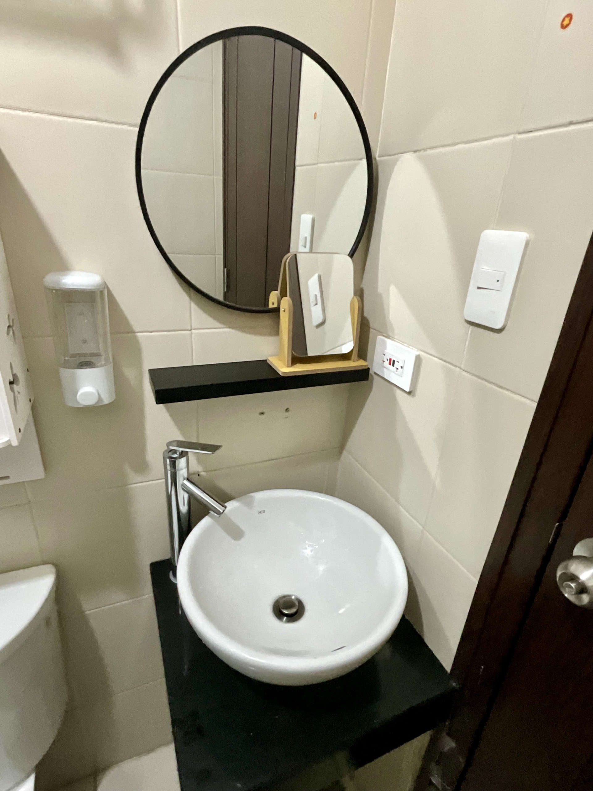 Bathroom vessel sink with round mirror