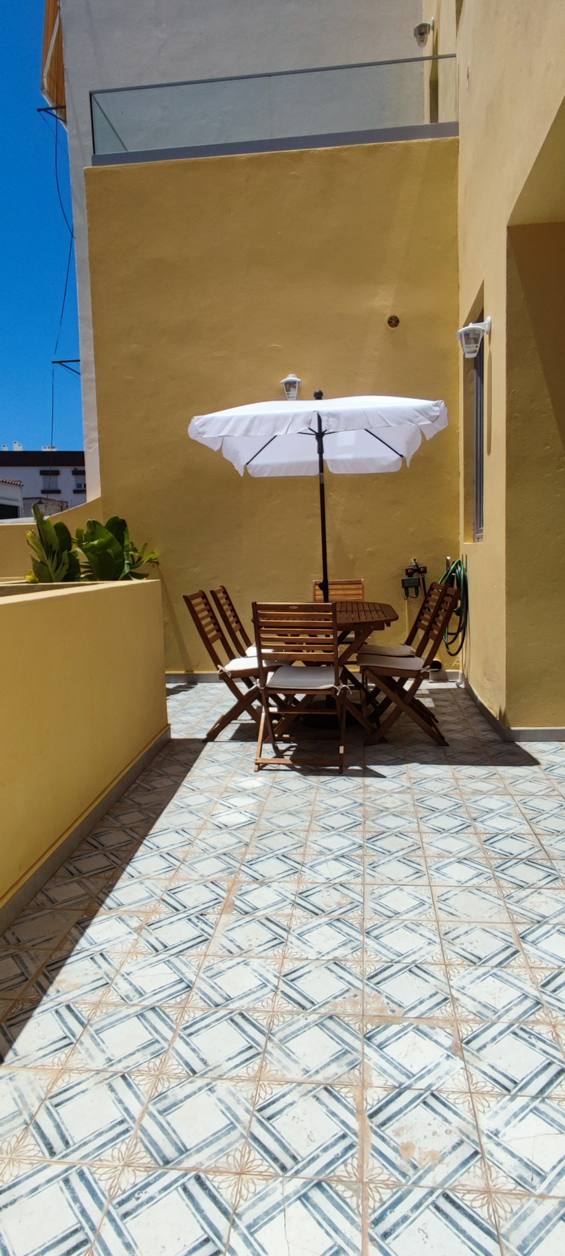 Pátio com zona de refeições exterior