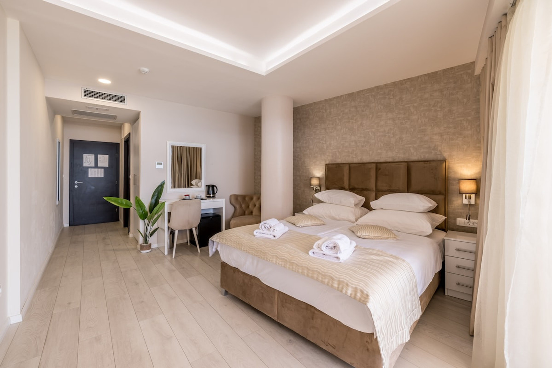 A bedroom with a queen-size bed with the possibility to add a rollaway/extra bed.