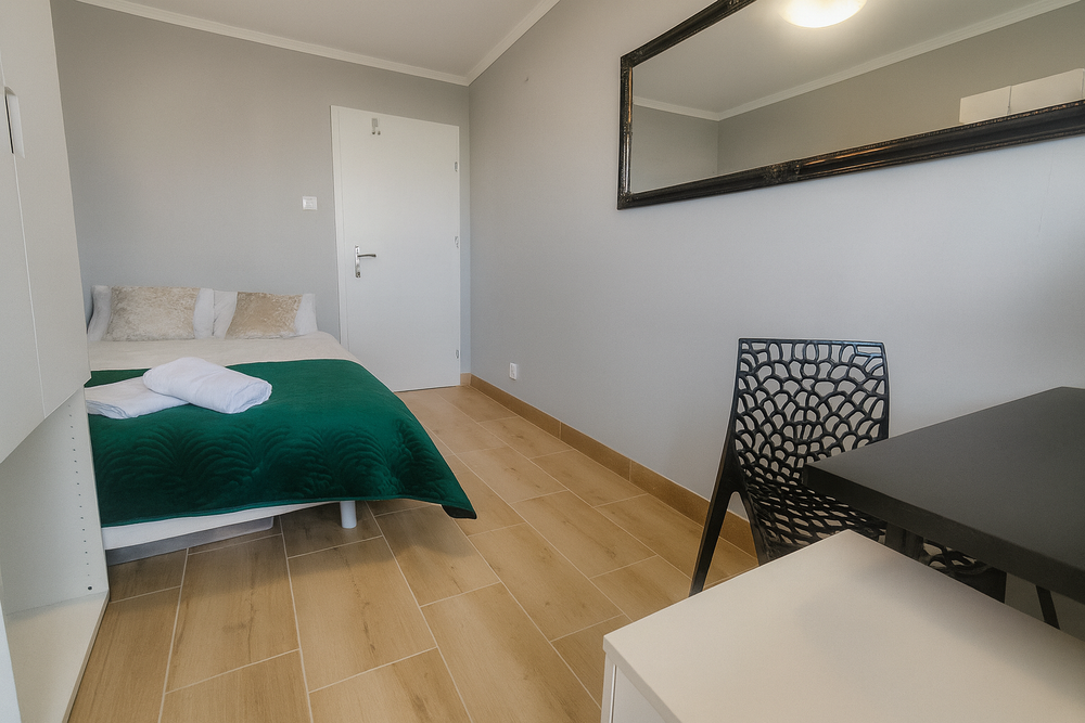 Cosy room with PRIVATE BALCONY in heart of Warsaw preview