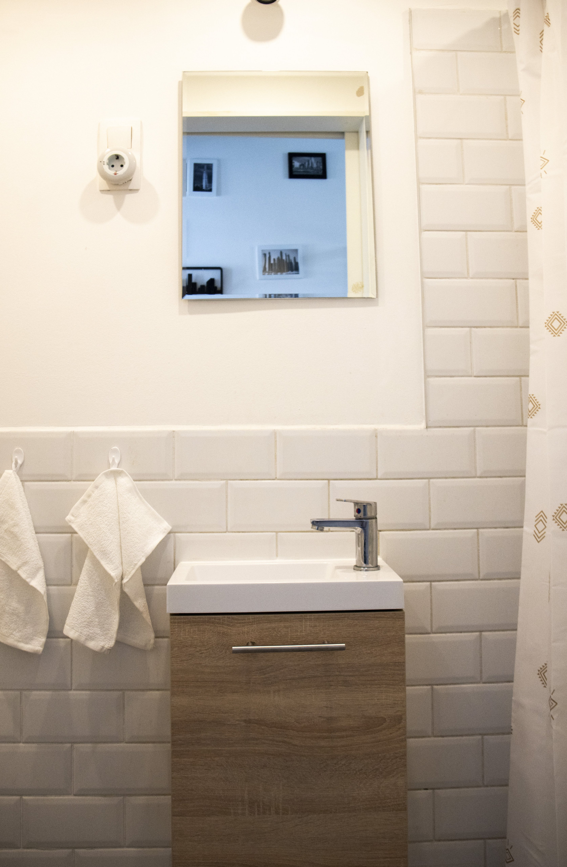 Bathroom sink and mirror