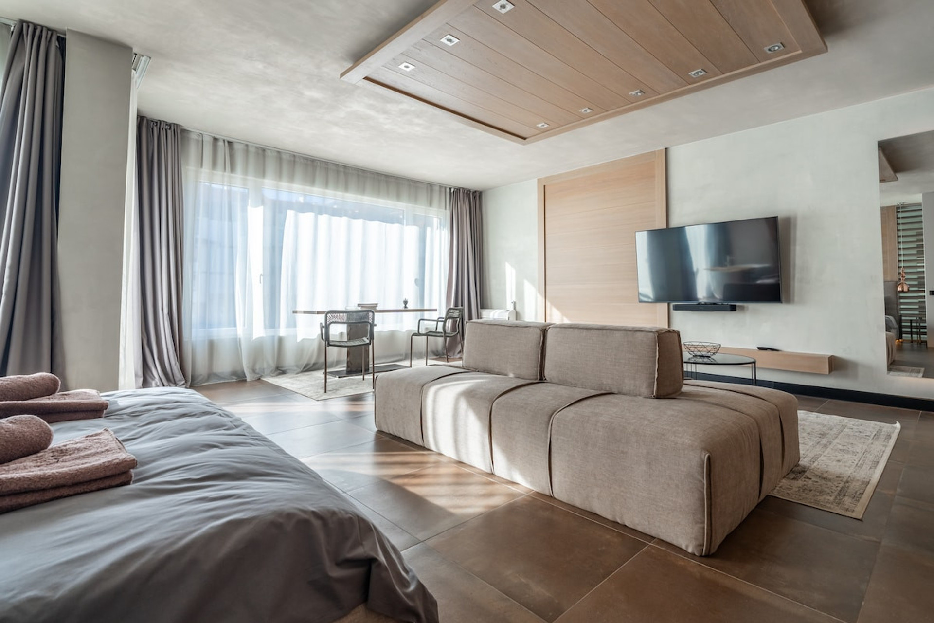 Communal lounge/TV room, Bed, TV and multimedia, Living room, Seating area, Evening entertainment, Bedroom