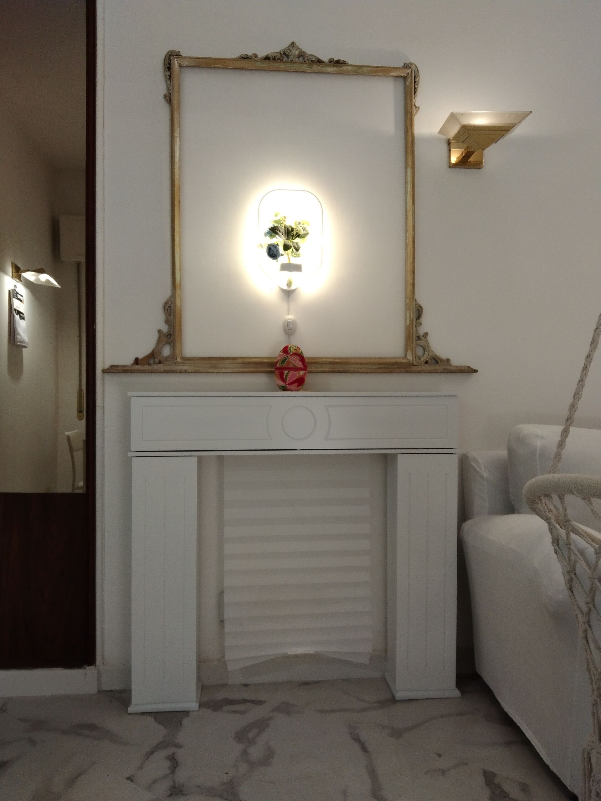 Camino decorativo in un lato del salone