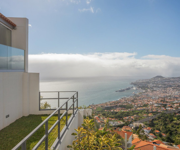 Apartamento espaçoso com 2 quartos, varanda, piscina e vista para a baía