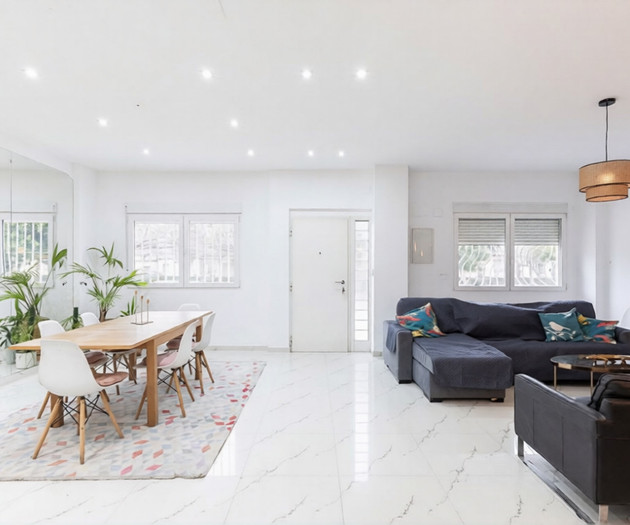 Large, modern house in Valencia City!