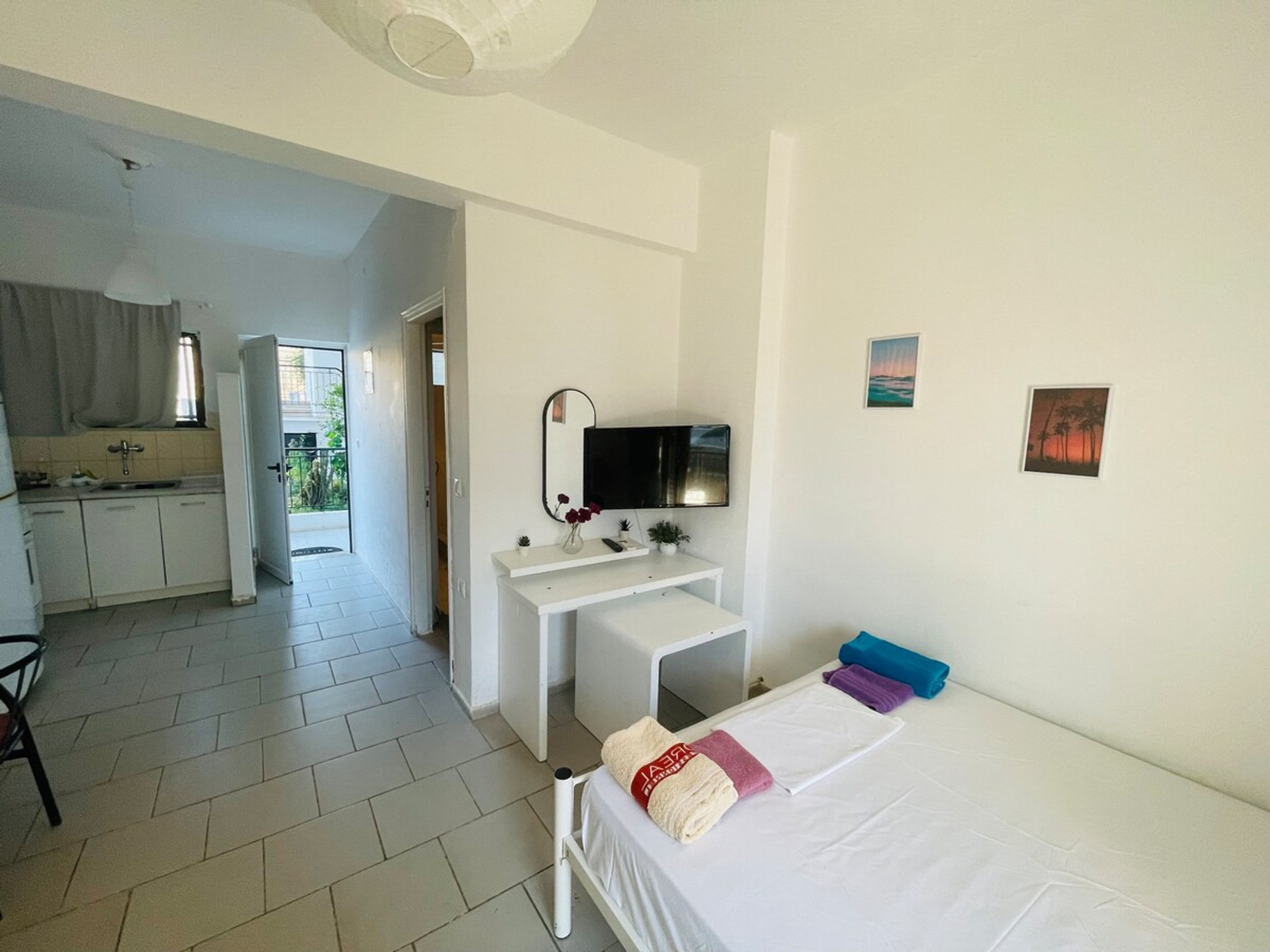 Bedroom image 9