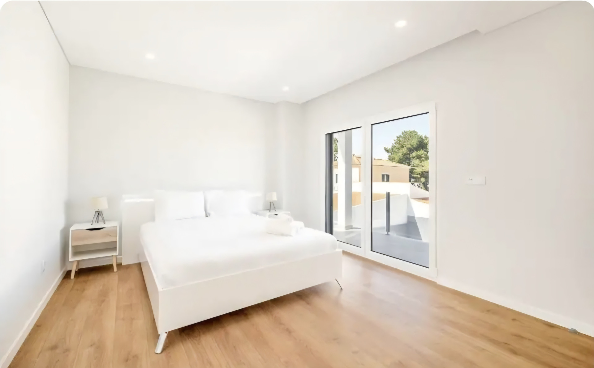 Queen bed room