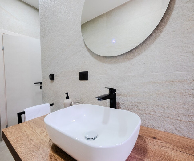 A1 luxury apt near beach w. big terrace & sea view