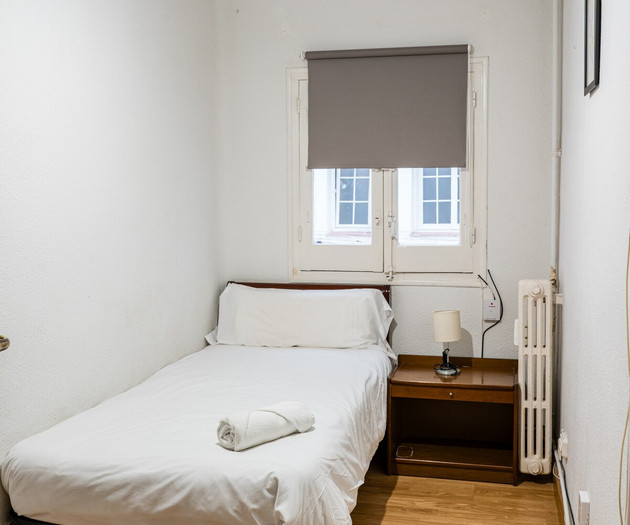 Spacious apartment in Chamberí by beBalmy