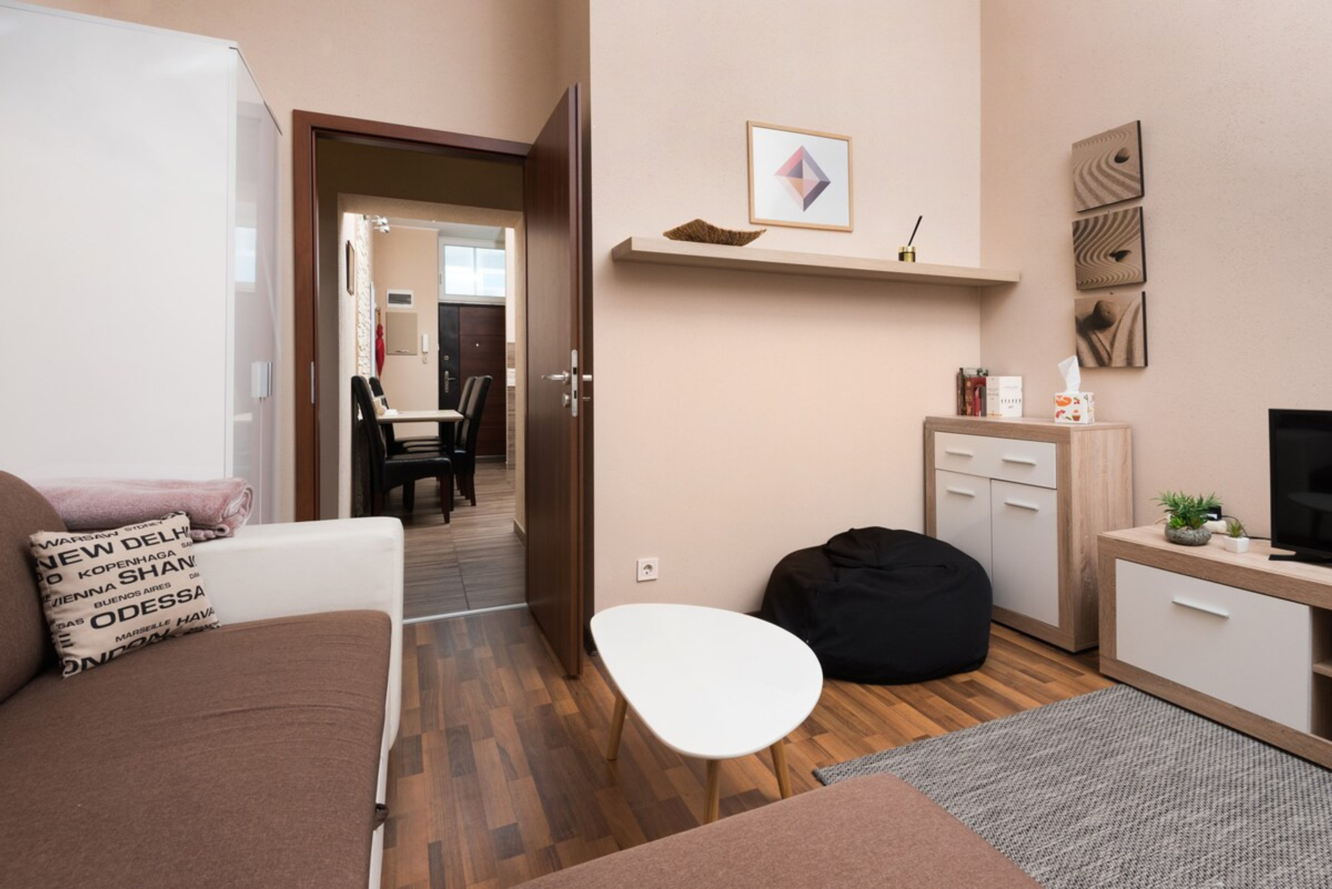 Living room image 3