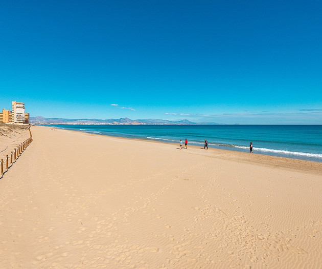 Luxury Beachfront Apt | Heated Pool, Gym & Seaview
