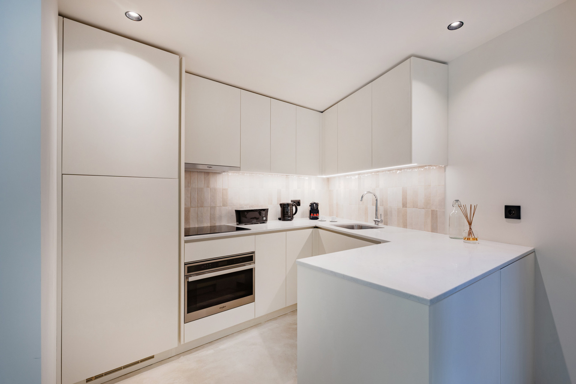 Fully equipped kitchen with dishwasher and washer/dryer, for added convenience.