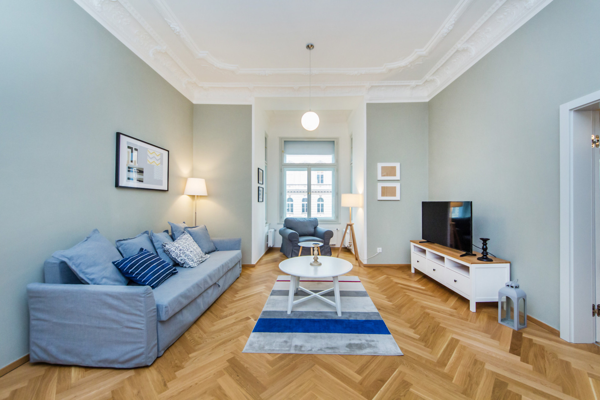 living room with nice view