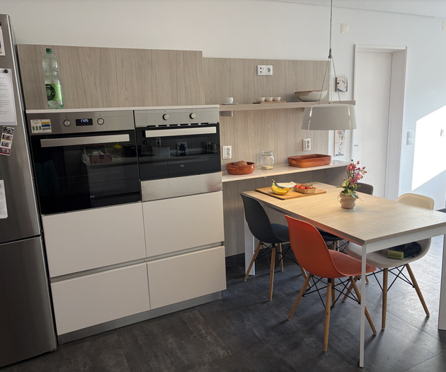 Bright Room with Workspace & Private Bathroom – En