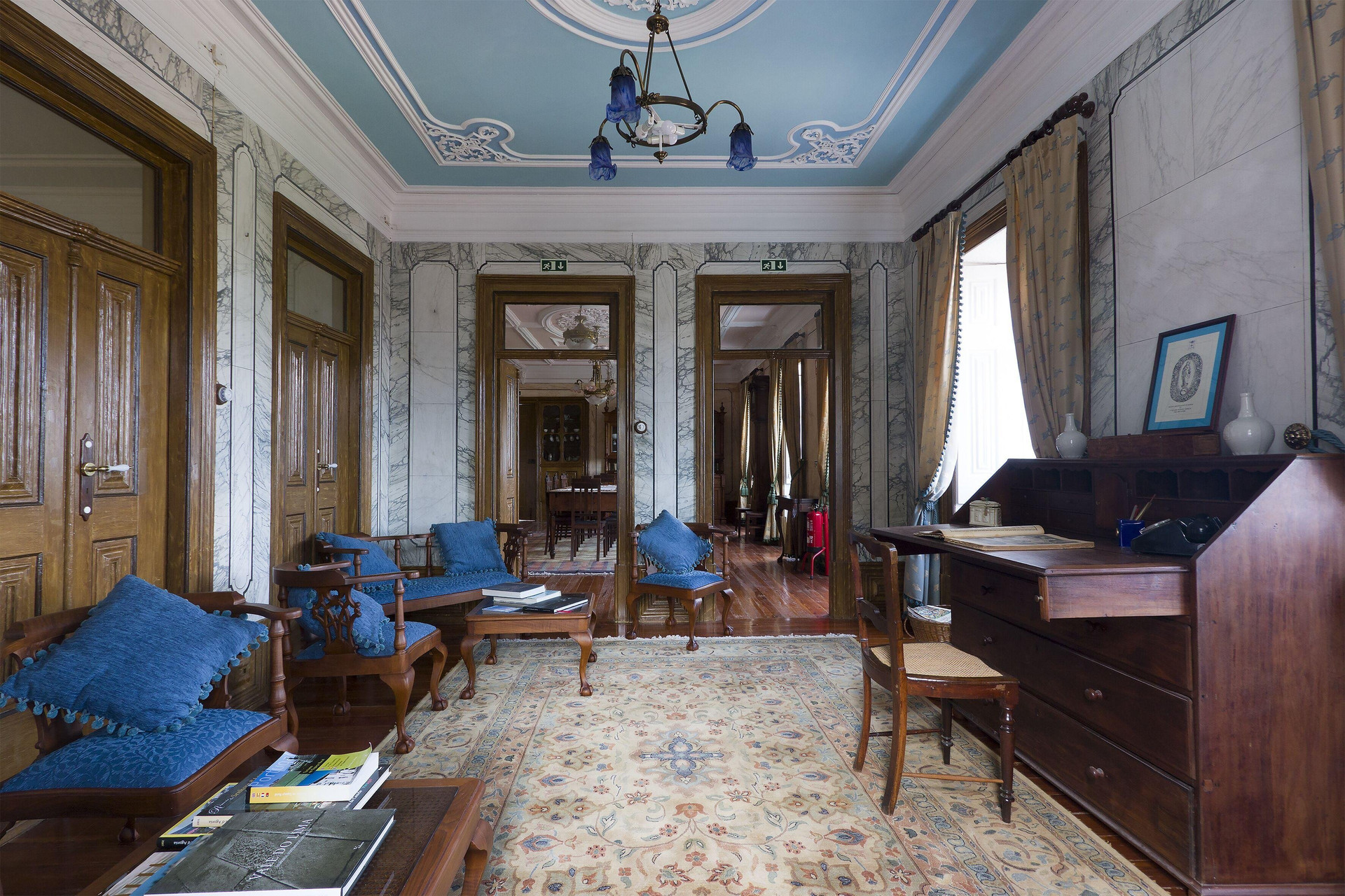 Elegant sitting room with rugs