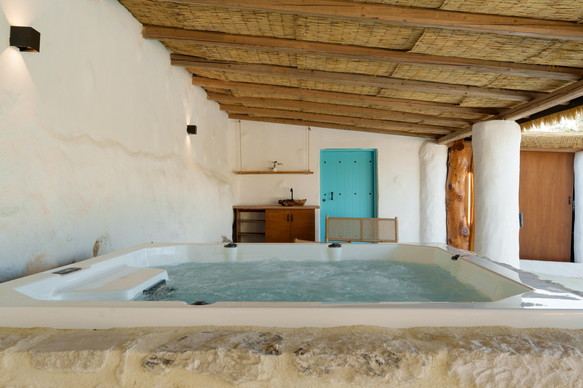 Jacuzzi under covered pergola