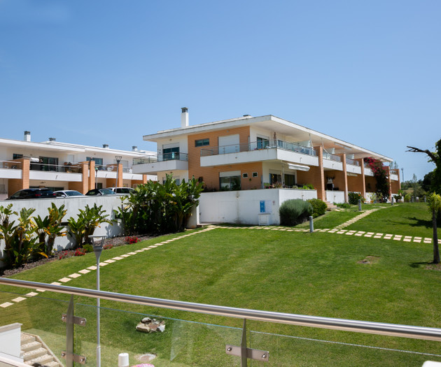 Sunny villa facing the pool