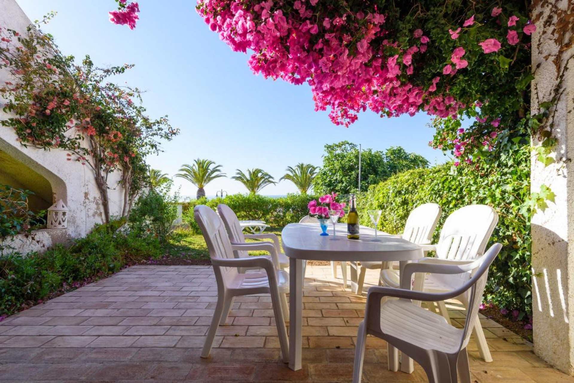 Outdoor dining area at Casa Sol e Praia (2)