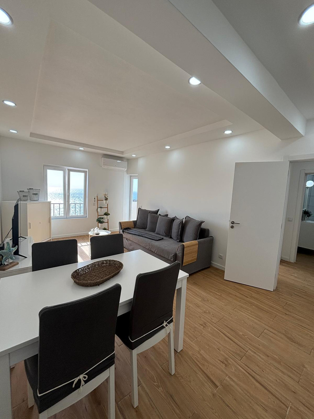 Sunny renovated T1 with Sea View & Wi-Fi preview