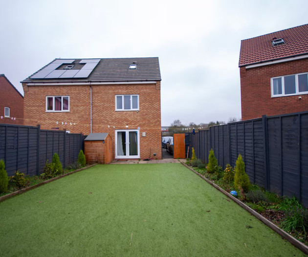 Cozy 3 Bedroom Home | Pet Friendly | Free Street P