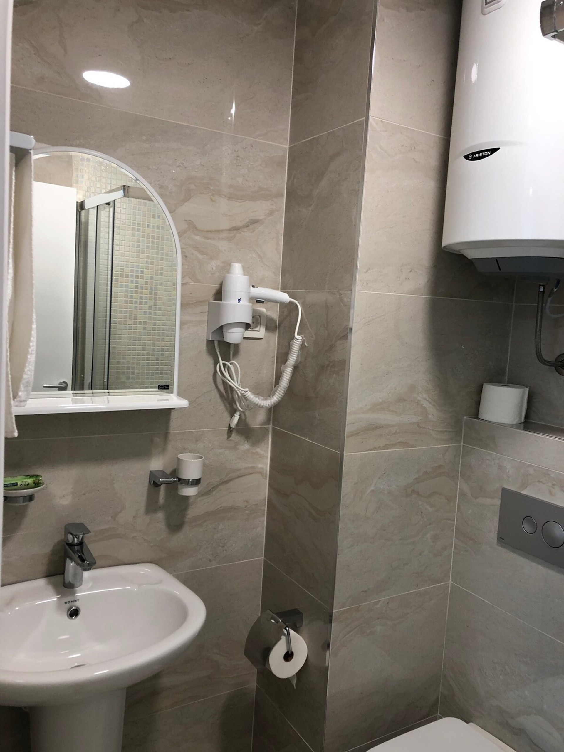 Full bathroom image 1