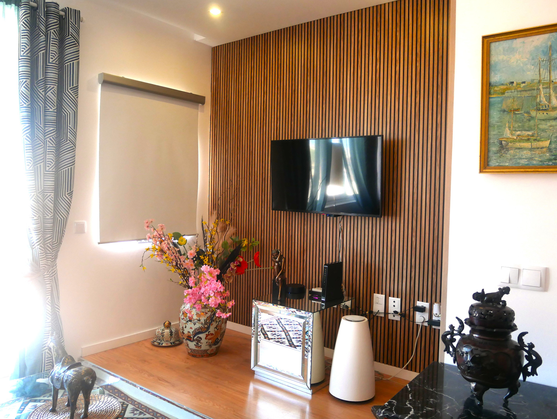 Living room with a balcony, TV , Wi-Fi, sofá-bed - view over Lisbon city
