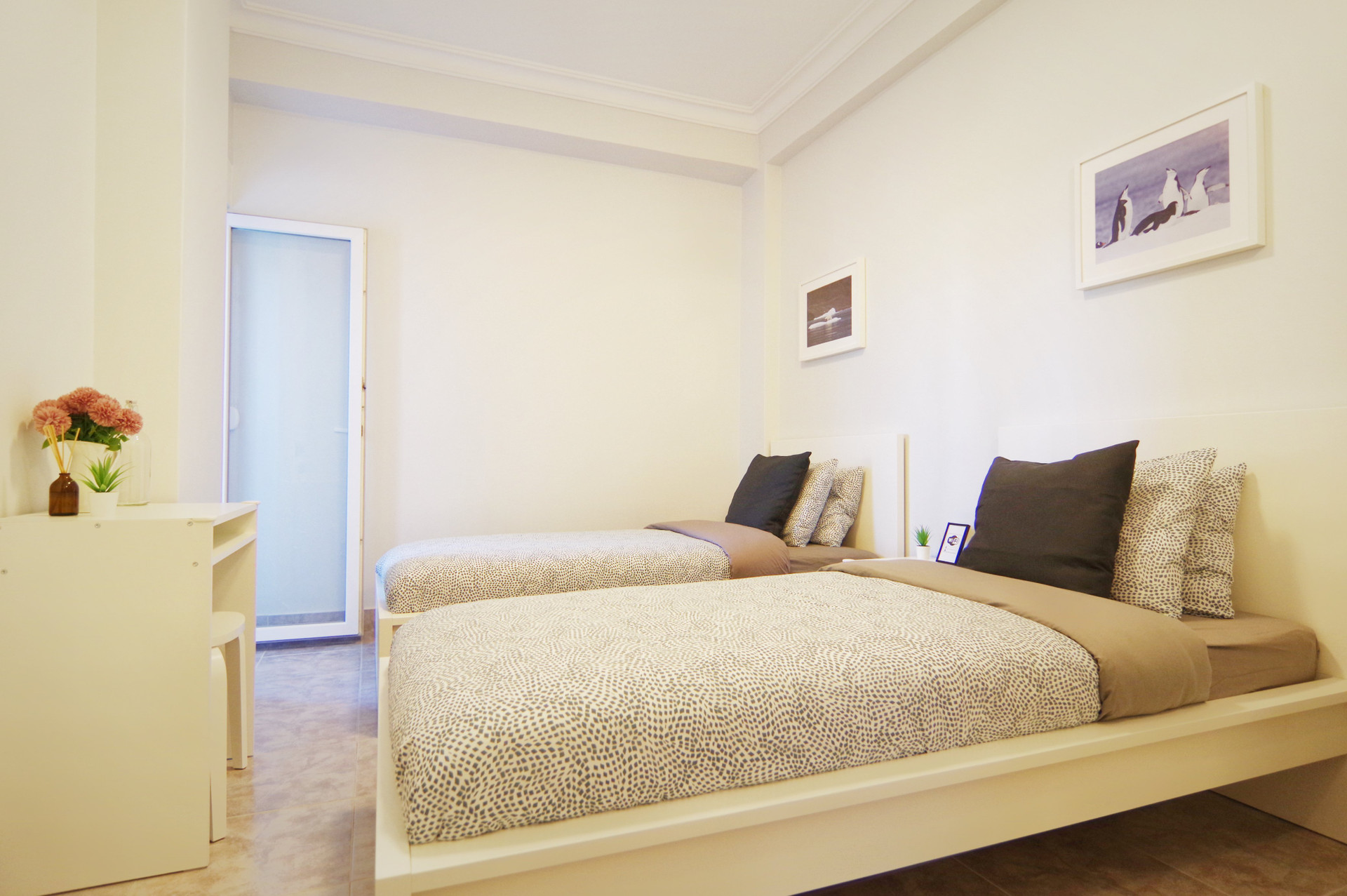 Twin bedroom with two single beds