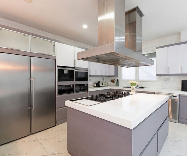 Large, modern house in Valencia City!