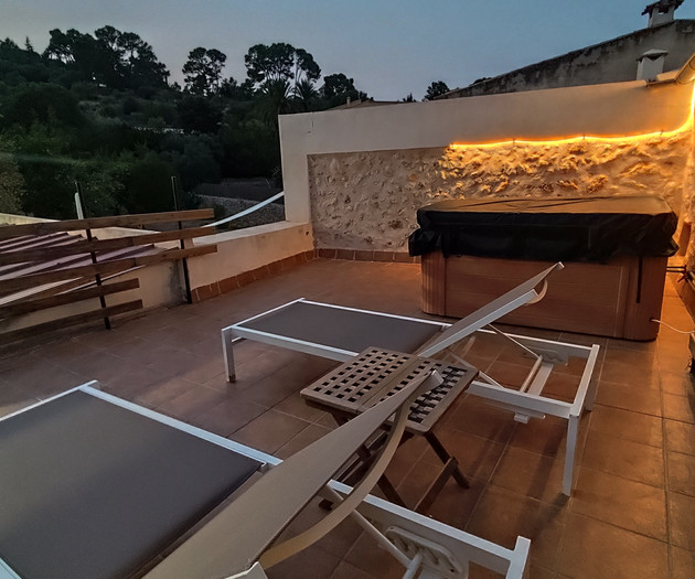 Casa acogedora con amplia terraza y Jacuzzi.