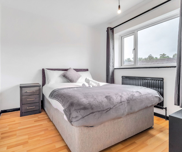 Spacious 4-Bedroom Haven in Orpington Retreat