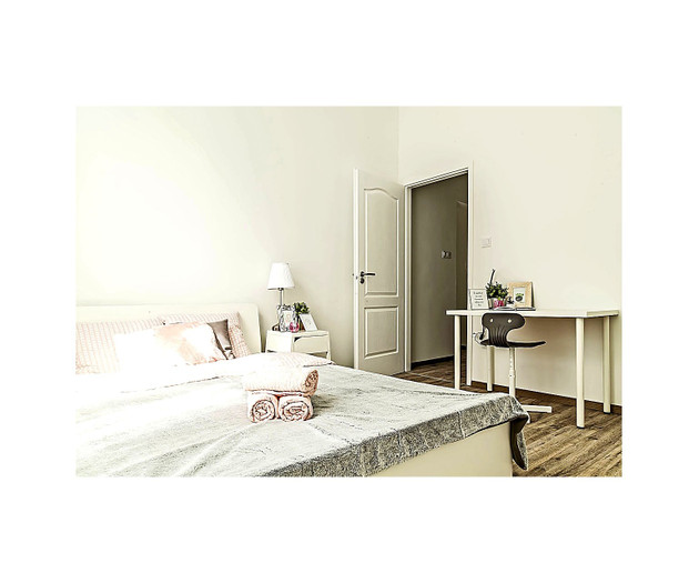 Sunny 16 m² Room with Workspace | Budapest