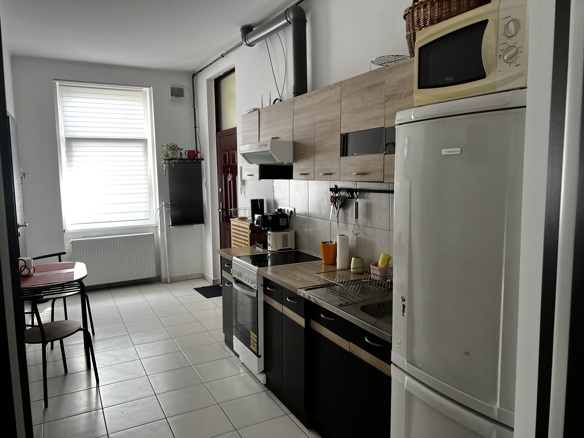 Full kitchen with appliances