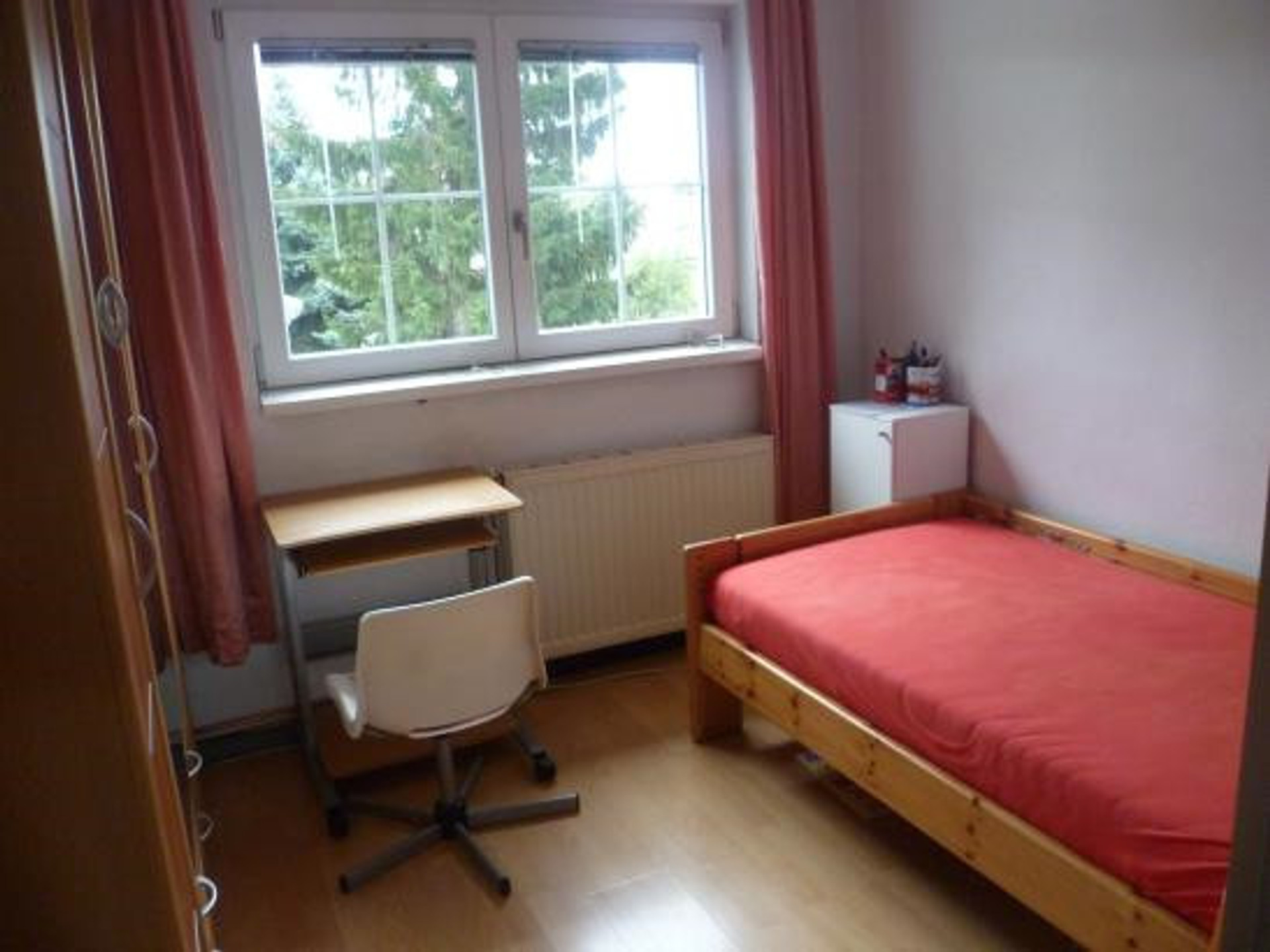 Zimmer,hell, ruhig und gartenseitig