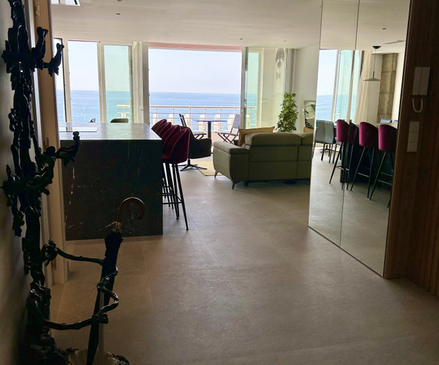 Modern, recently renovated. City and beach!