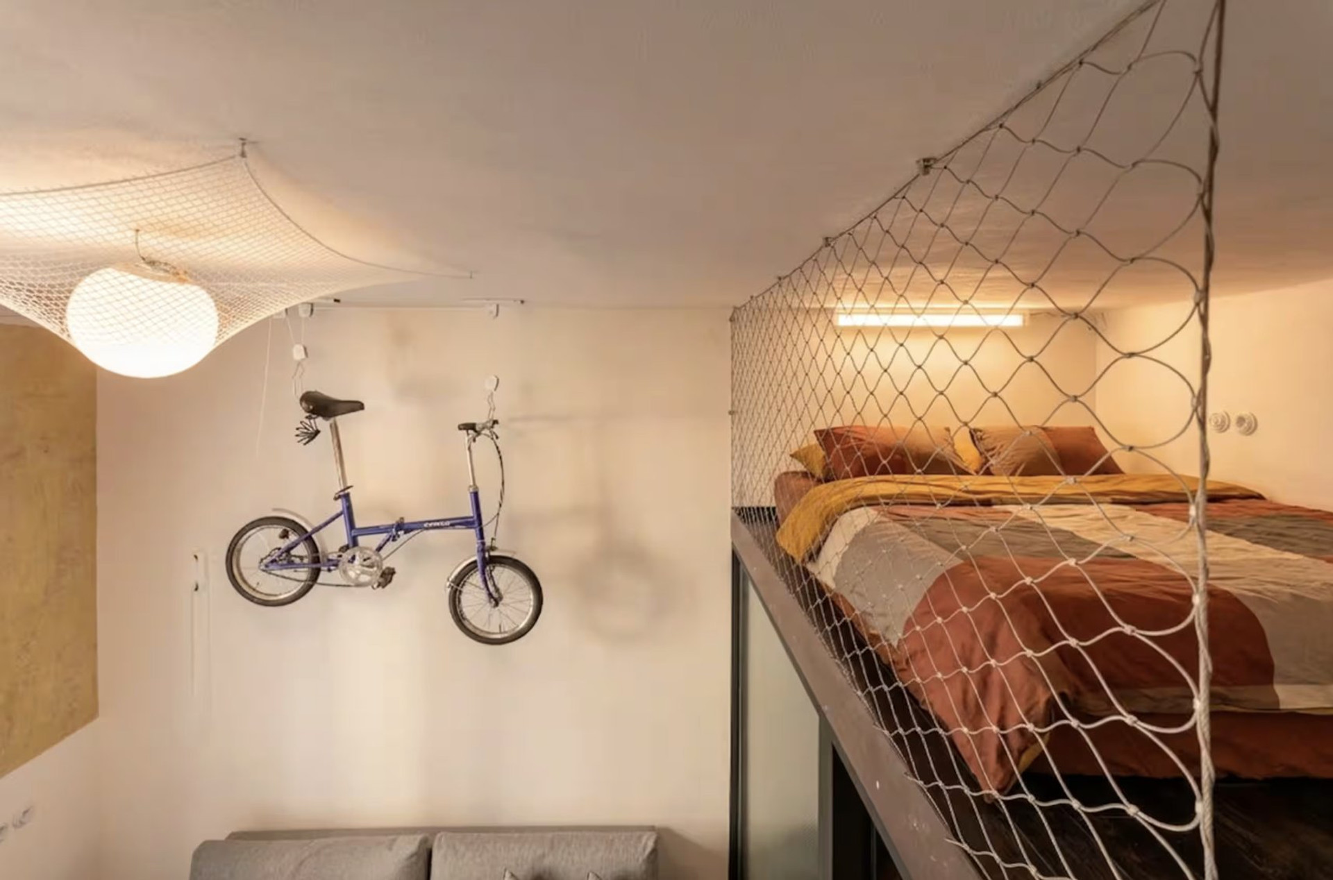 Loft bed with net railing