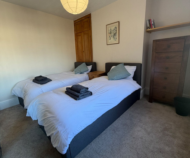 Twin bed bedroom