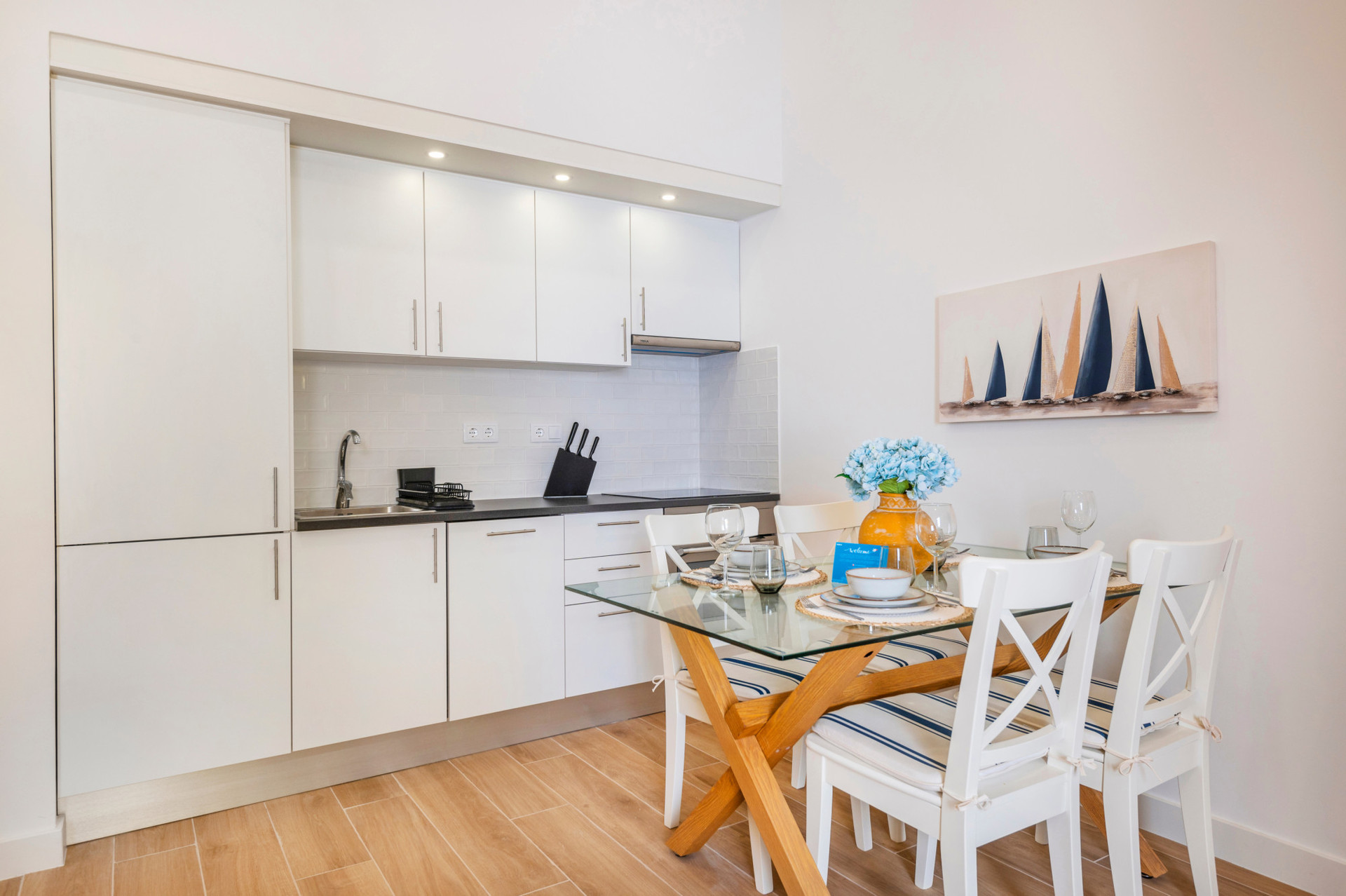 Dining Area and Fully-Equipped Kitchen with Dishwasher, Stove and Microwave/Oven