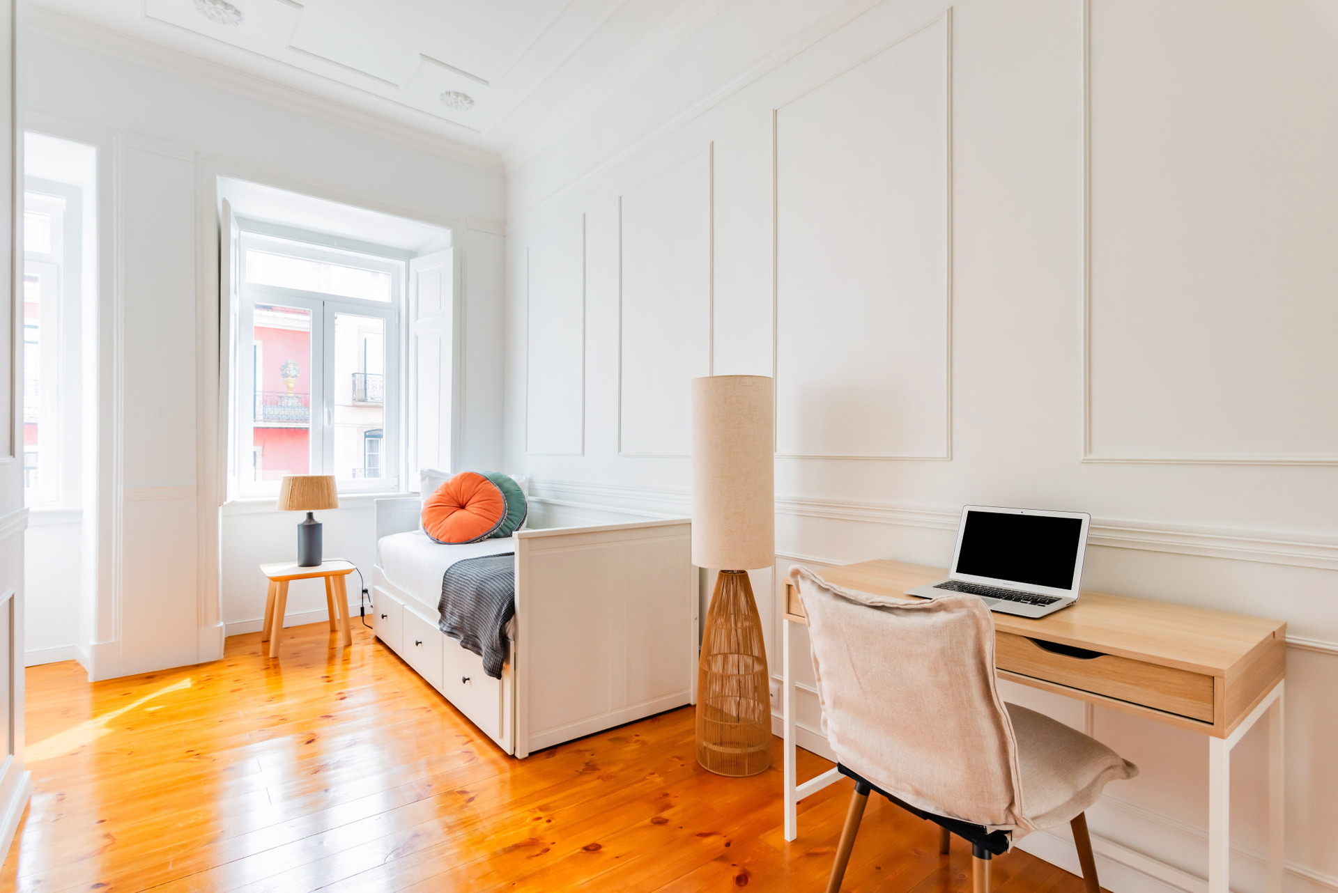Bedroom with single bed, a dedicated work space and air conditioning.