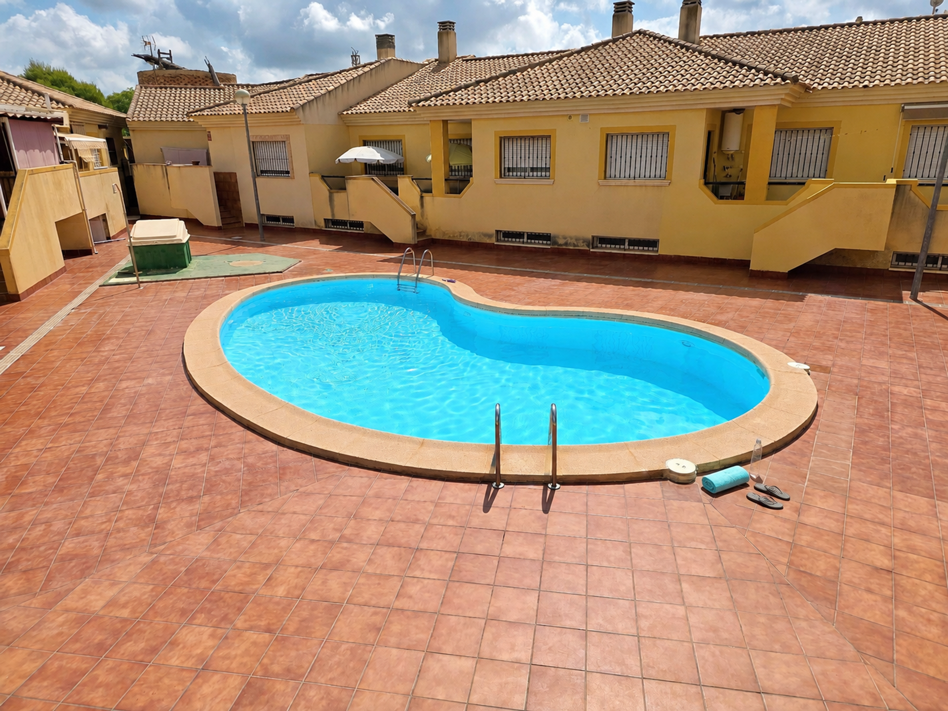 Kidney-shaped pool with sun terrace