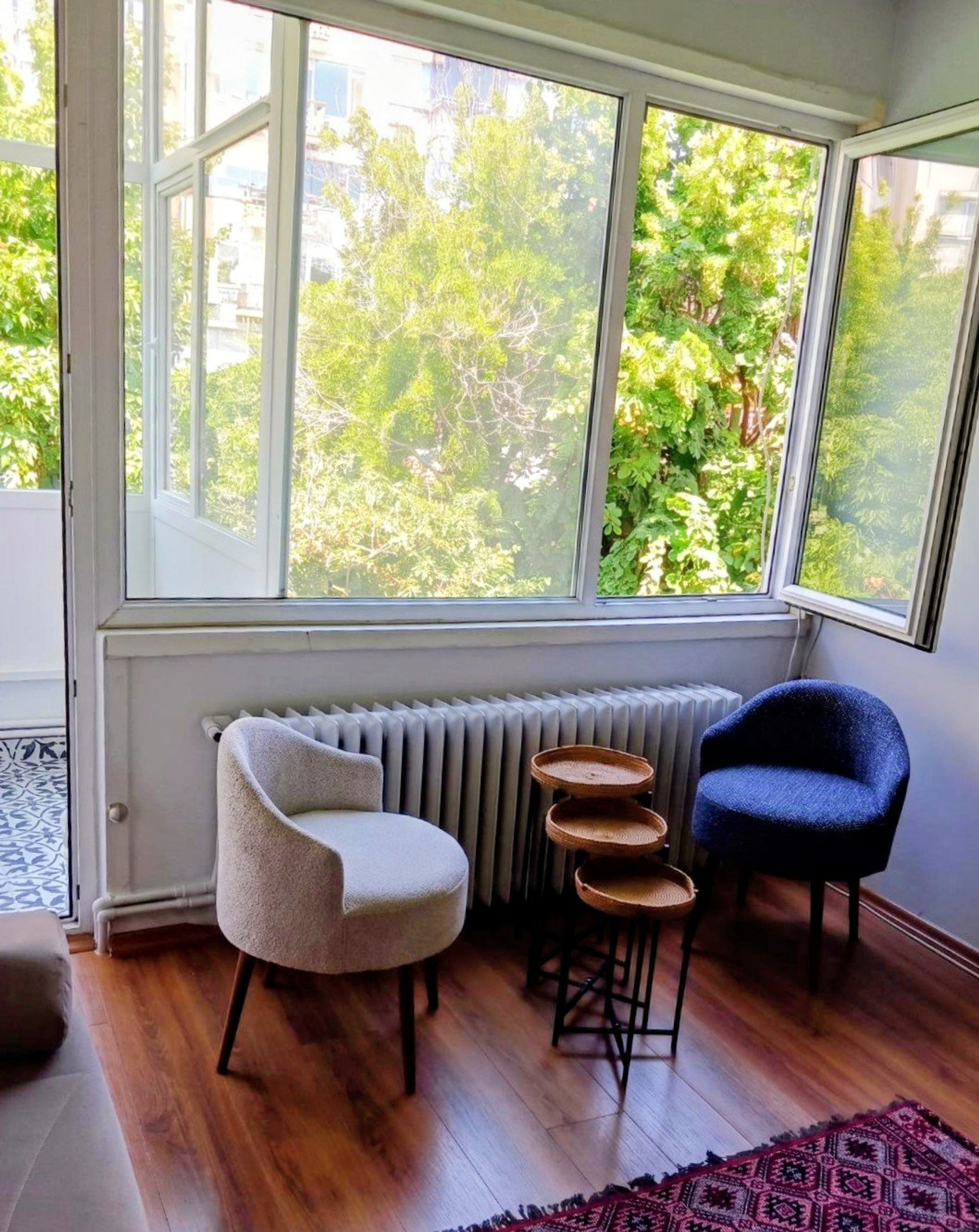 You might prefer not to use the balcony during winter, but this space, created with very comfortable armchairs, will give you the feeling of sitting on your balcony or in your garden