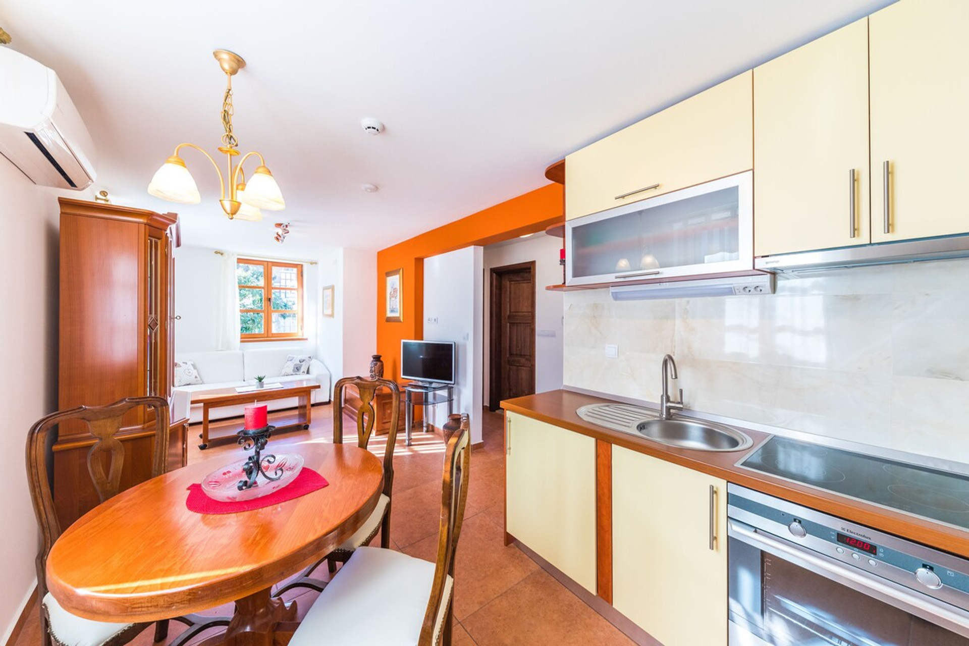 Fully equipped kitchen.