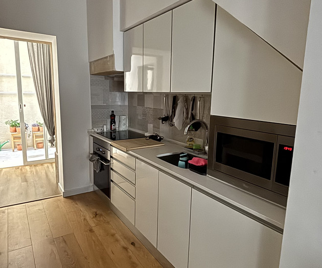 Cozy private bedroom in shared T2 in Graça, Lisbon