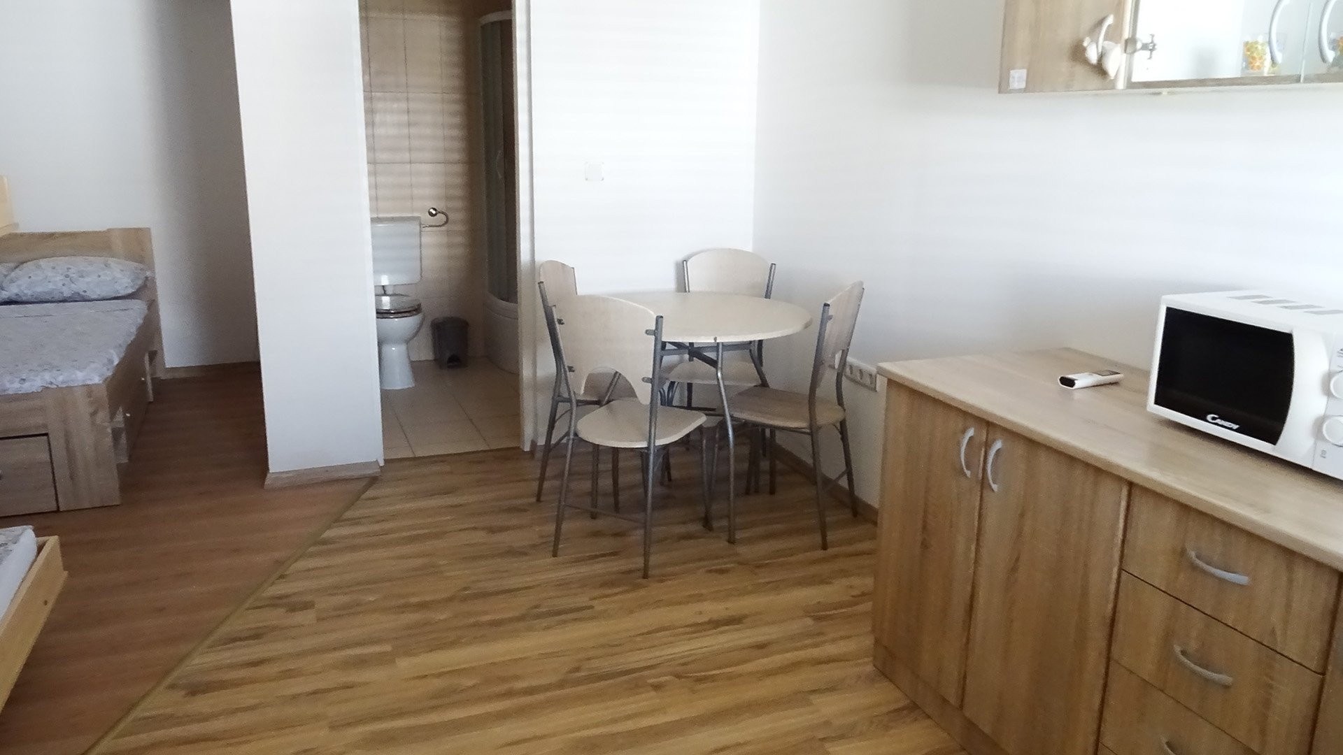 Dining table + microwave